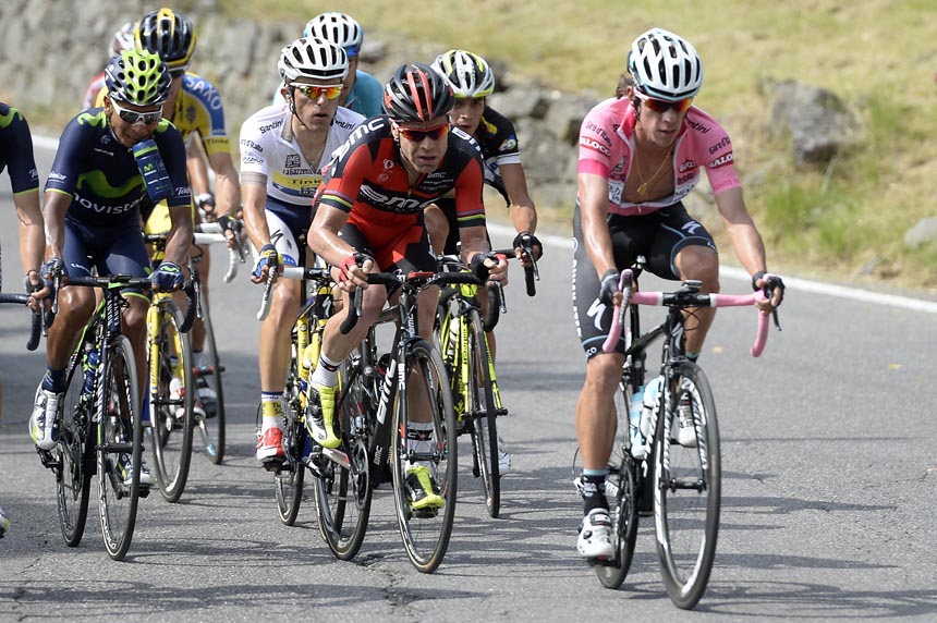 Il gruppo maglia rosa nella salita di Montecampione nella 15a tappa del Giro d'Italia © Photo La Presse/RCS Sport